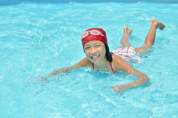 Fototapeta na wymiar プールで遊ぶ女の子