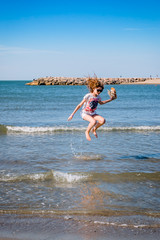 Fillette sur la plage des Saintes-Maries-de-la-Mer