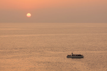 Obraz premium Yacht in the tropical sea at sunset.