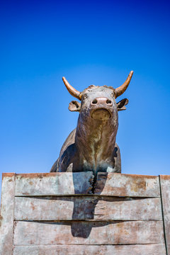 Sculpture du taureau Vovo aux Saintes-Marie-de-la-Mer