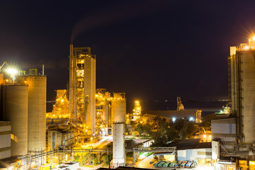 Fototapeta na wymiar Cement factory at night