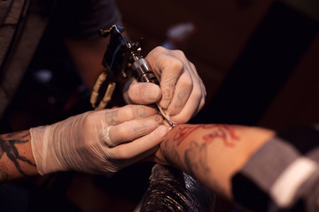 Tattoer using tattoo machine