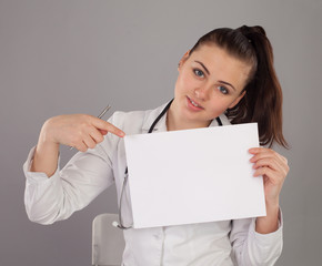 Naklejka premium Nurse and a paper