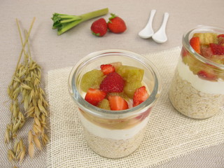 Overnight-Oats mit Quark, Rhabarber und Erdbeeren