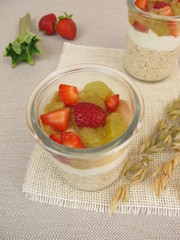 Overnight-Oats mit Quark, Rhabarber und Erdbeeren