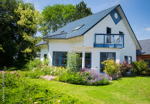"Einfamilienhaus mit Garten, weiss" Stockfotos und lizenzfreie Bilder
