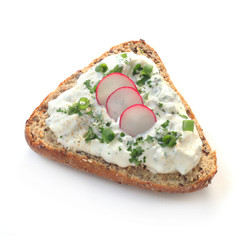 Kräuterquark auf Vollkornbrötchen