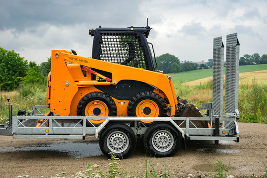 Baumaschine Radlader auf einem Anh&auml;nger