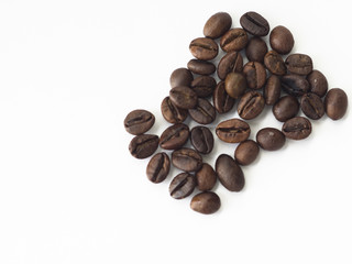 Obraz premium coffee beans on white isolated background