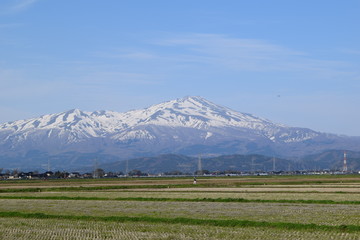 鳥海山（出羽富士）／ 山形県の最高峰、標高2,236mの鳥海山（ちょうかいさん）を撮影した写真です。日本百名山、日本百景、日本の地質百選に選定されている活火山です。鳥海山は、山頂に雪が積もった姿が富士山にそっくりなため、出羽富士（でわふじ）と呼ばれ親しまれています。
