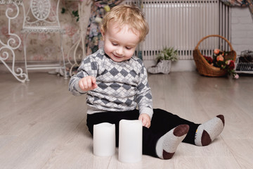 Naklejka premium little boy playing in the room