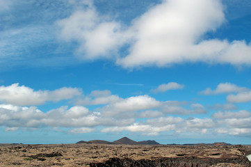 Islanda: paesaggio islandese con campi di lava nella Penisola di Reykjanes il 16 agosto. In Islanda ci sono molti campi di lava di rocce nere coperte da un tappeto di muschio 
