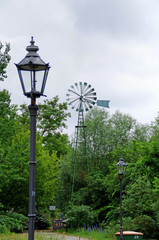 Windmühle und Laterne 