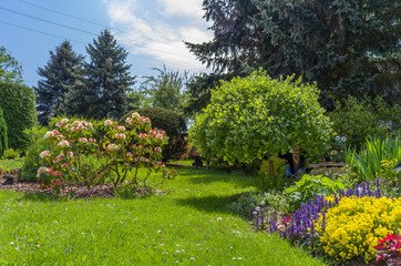 bunte Gartenanlage im Sommer