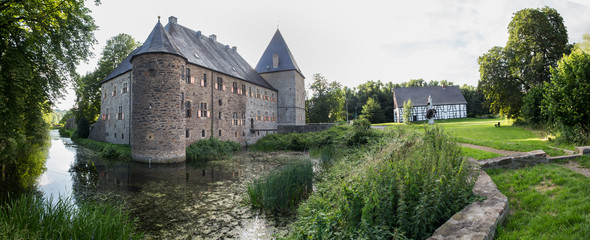 Fototapeta na wymiar water castle haus kemnade nrw germany high definition panorama