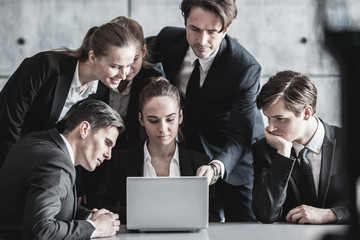 Obraz premium Business people look at laptop