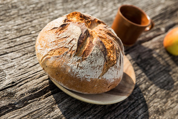 Laib Brot auf rustikalem Holztisch