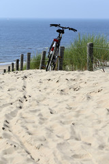 abgestelltes Fahrrad in den Dünen an der niederländischen Nordseeküste