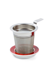 Filtro encima de tapa de vaso de té sobre fondo blanco