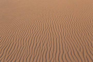 Sandstrand mit Wellenmuster