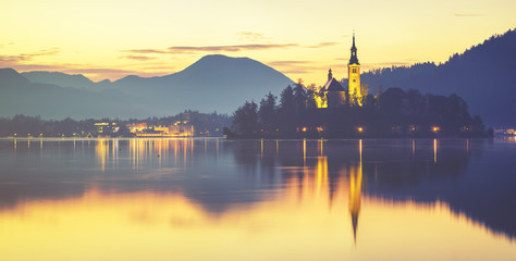 Fototapeta na wymiar beautiful, multicolored sunrise over an alpine lake Bled in Slovenia, 