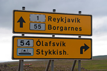 Islanda: verso sud, indicazioni stradali per le città  di Reykjavik e Bogarnes il 24 agosto 2012