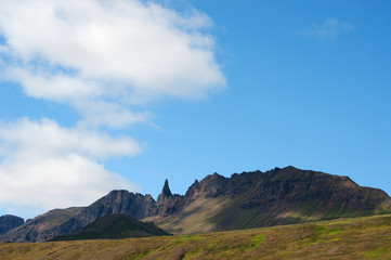 Fototapeta na wymiar Islanda: il paesaggio islandese con nuvole e montagne il 20 agosto 2012. Il paesaggio islandese è considerato in tutto il mondo unico e diverso da qualsiasi altro sul pianeta