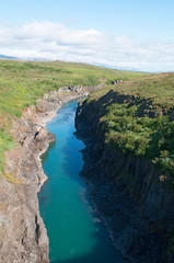 Fototapeta na wymiar Islanda: un ruscello e il paesaggio islandese il 20 agosto 2012. Il paesaggio islandese è considerato in tutto il mondo unico e diverso da qualsiasi altro sul pianeta