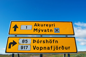 Islanda: verso nord, indicazioni stradali per la città  di Akureyri e per la regione del lago Myvatn il 24 agosto 2012