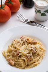 spaghetti carbonara in white plate