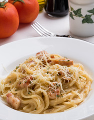 spaghetti carbonara in white plate
