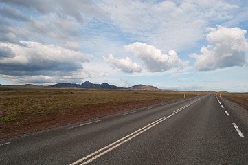 Islanda: una strada e il paesaggio islandese il 20 agosto 2012. Il paesaggio islandese è considerato in tutto il mondo unico e diverso da qualsiasi altro sul pianeta