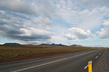 Islanda: una strada e il paesaggio islandese il 20 agosto 2012. Il paesaggio islandese è considerato in tutto il mondo unico e diverso da qualsiasi altro sul pianeta