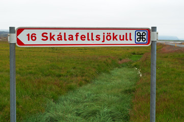 Iceland: cartello stradale per Skaftafell il 19 agosto 2010. Il ghiacciaio Skaftafell è uno...