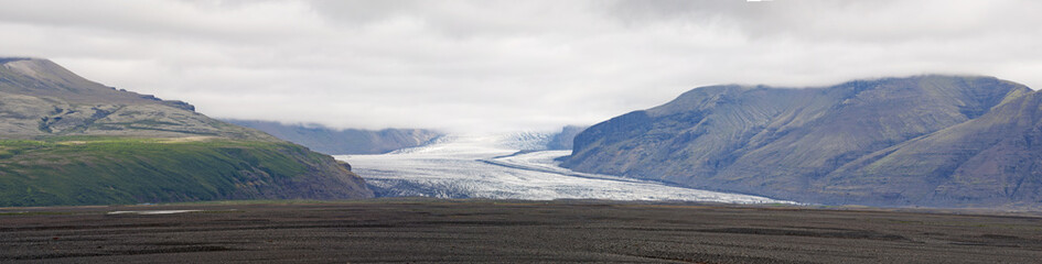 Iceland: vista del ghiacciaio Skaftafell il 19 agosto 2010. Il ghiacciaio Skaftafell è uno sperone della calotta di ghiaccio Vatnajokull, la più grande e più voluminosa calotta di ghiaccio in Islanda