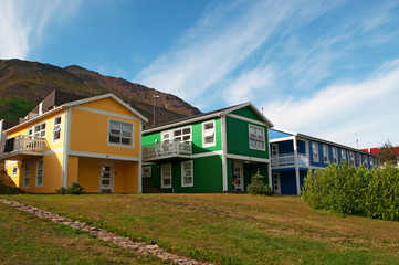 Fototapeta na wymiar Islanda: case colorate nel piccolo villaggio di pescatori di Siglufjordur, nell'omonimo fiordo sulla costa nord dell'Islanda, il 26 agosto 2012