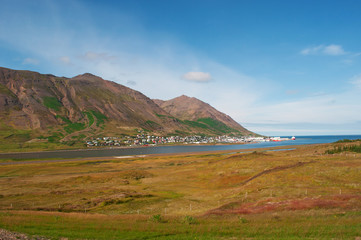 Islanda: vista del piccolo villaggio di pescatori di Siglufjordur, nell'omonimo fiordo sulla costa nord dell'Islanda, il 26 agosto 2012