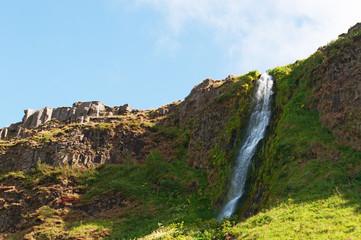 Fototapeta na wymiar Islanda: una piccola cascata nell'area di Seljalandsfoss il 18 agosto 2012. Seljalandsfoss è una delle cascate più famose d'Islanda e ha un salto di 60 metri