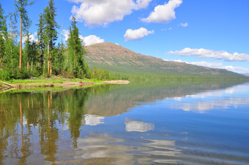 Fototapeta na wymiar Lake in the Putorana plateau.