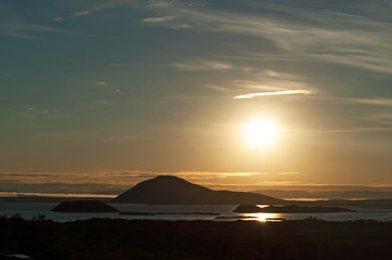 Fototapeta na wymiar Islanda: vista del lago Myvatn al tramonto il 22 agosto 2012. Myvatn è il quarto lago naturale in ordine di grandezza dell'Islanda