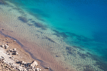 Islanda: dettagli dell'acqua del lago di Viti nell'omonimo cratere, nella caldera di Krafla, nella regione di Myvatn, il 28 agosto 2012