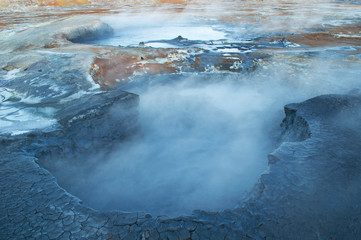 Islanda: una pozza di zolfo nelle sorgenti termali e solforiche di Hverir, nella regione di Myvatn, il 28 agosto 2012