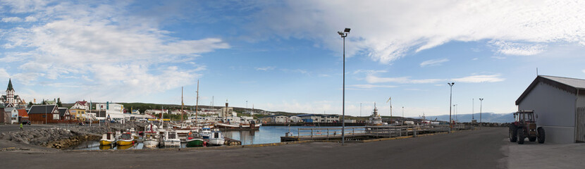 Fototapeta na wymiar Islanda: panoramica del porto della città di Husavik nell'estremo nord dell'isola, il 25 agosto 2012