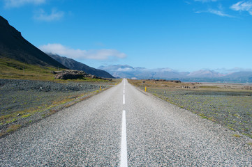 Islanda: una strada e il paesaggio islandese il 20 agosto 2012. Il paesaggio islandese è considerato in tutto il mondo unico e diverso da qualsiasi altro sul pianeta