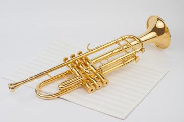 Obraz na płótnie Canvas Gold trumpet & blank music sheet
