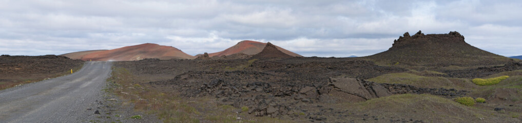 Islanda: una strada e il paesaggio islandese il 20 agosto 2012. Il paesaggio islandese &egrave; considerato in tutto il mondo unico e diverso da qualsiasi altro sul pianeta