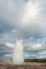Islanda: il vapore prima dell'eruzione del grande Geysir il 16 agosto 2012. Geysir è un geyser situato nella valle di Haukadalur: è ritenuto il più antico geyser conosciuto