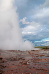 Fototapeta na wymiar Islanda: il vapore prima dell'eruzione del grande Geysir il 16 agosto 2012. Geysir è un geyser situato nella valle di Haukadalur: è ritenuto il più antico geyser conosciuto