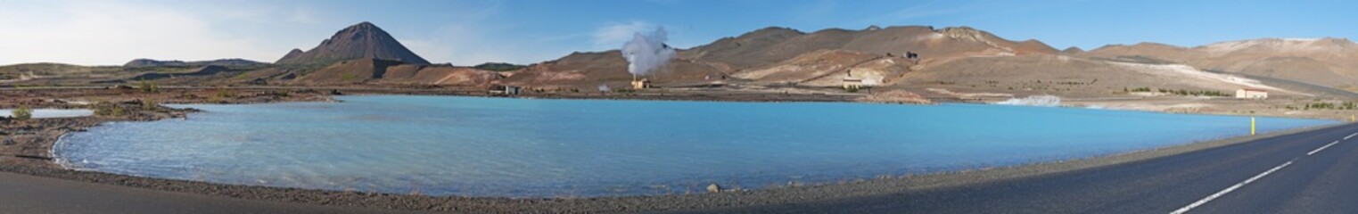 Islanda: panoramica della laguna azzurra della stazione geotermale di Bjarnarflag nell'area del lago Myvatn il 28 agosto 2012