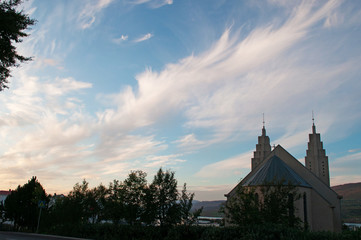 Fototapeta premium Islanda: vista della Akureyrarkirkja, la chiesa luterana simbolo di Akureyri, costruita tra il 1940 e il 1941 